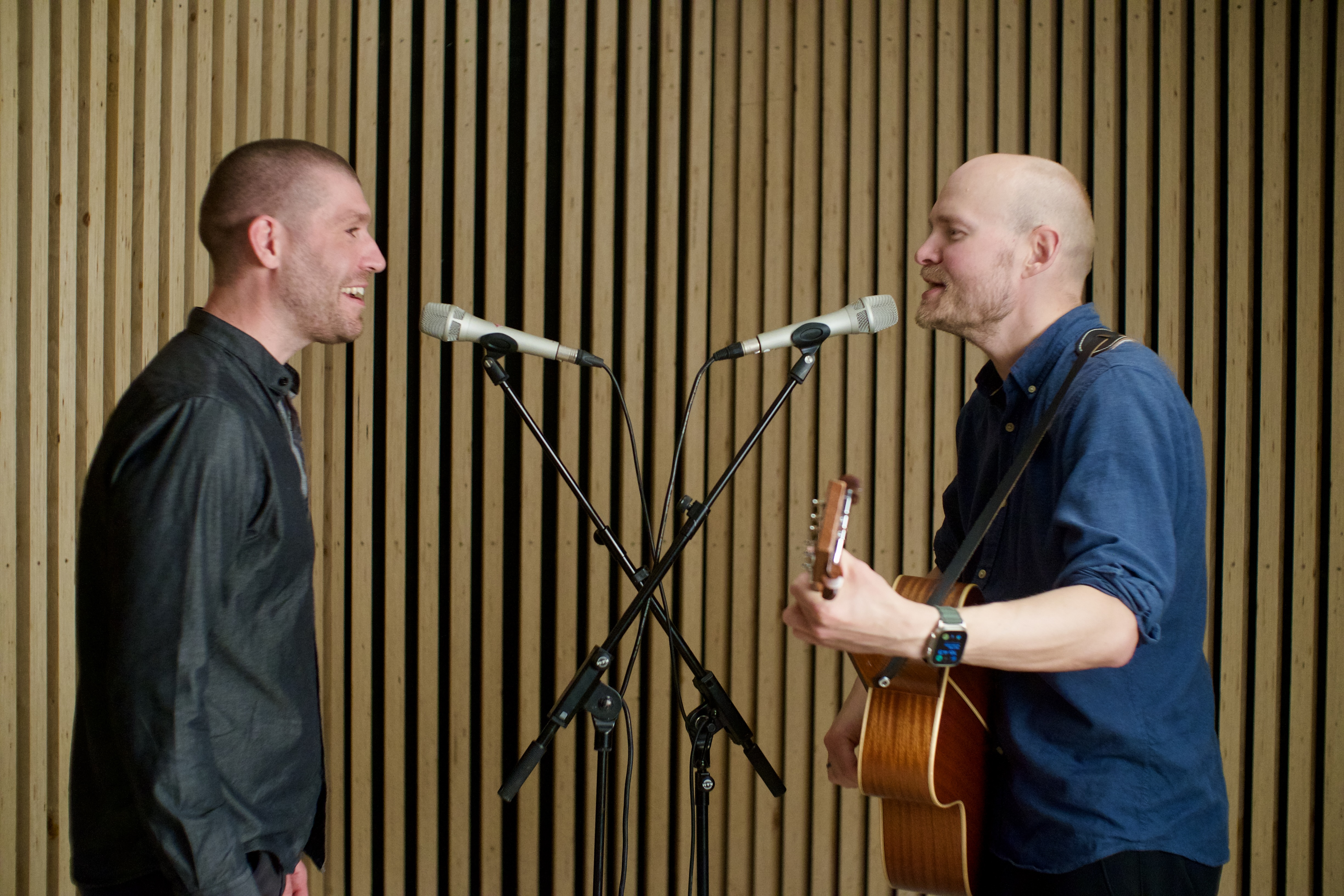Flow & Green singing and playing guitar together